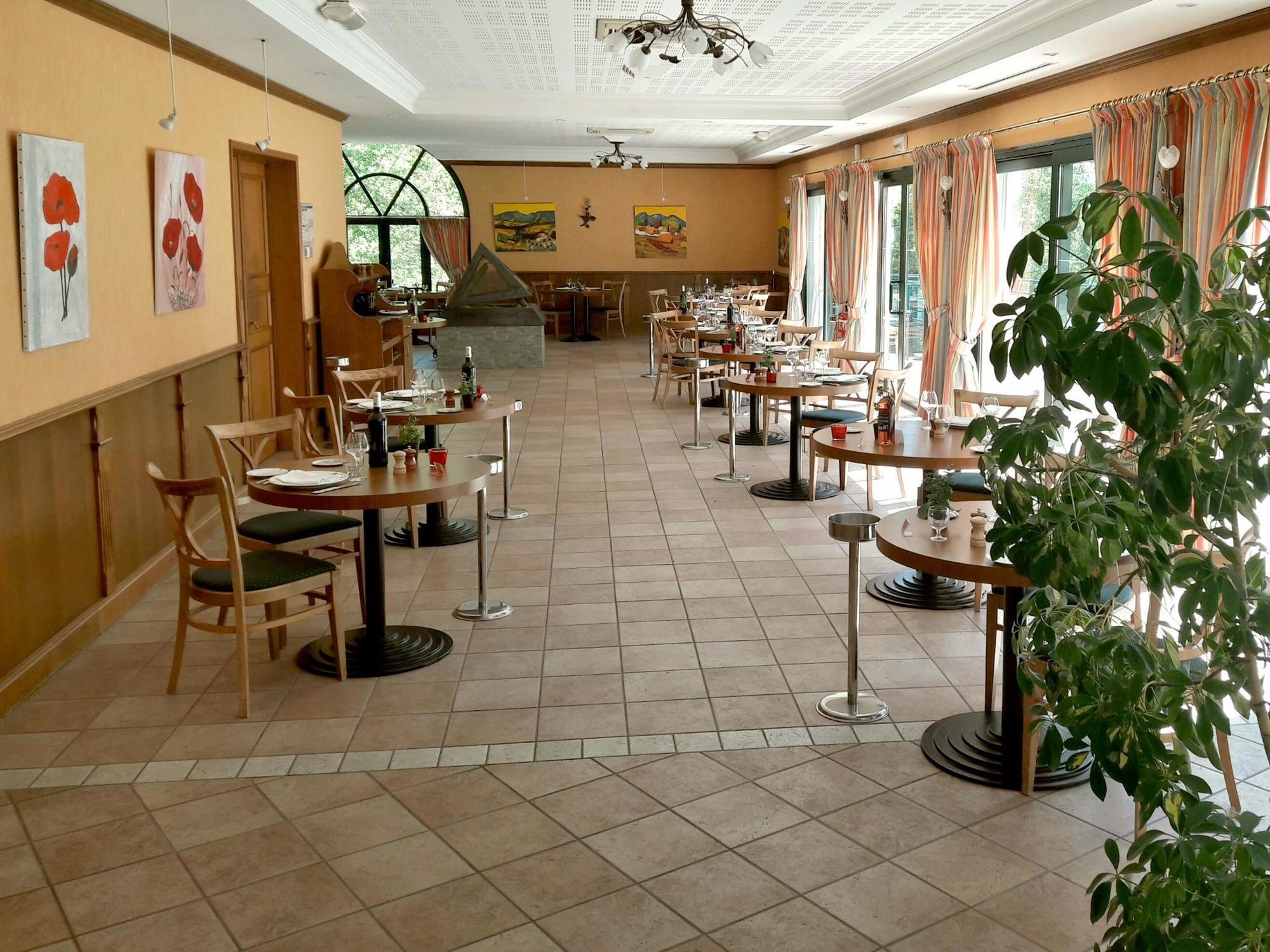 Logis Hotel - Restaurant Le Tulipier Vienne-le-Château المظهر الخارجي الصورة