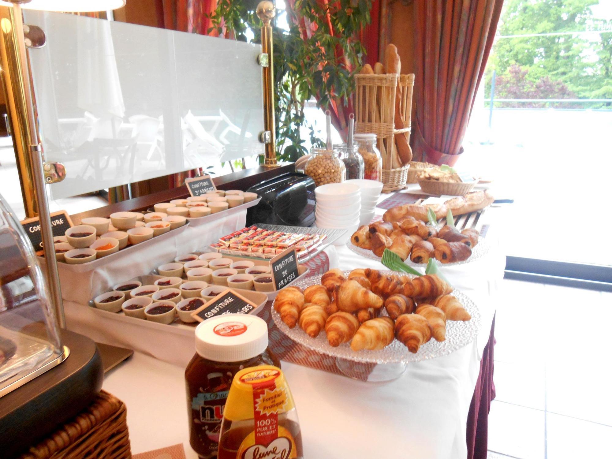 Logis Hotel - Restaurant Le Tulipier Vienne-le-Château المظهر الخارجي الصورة