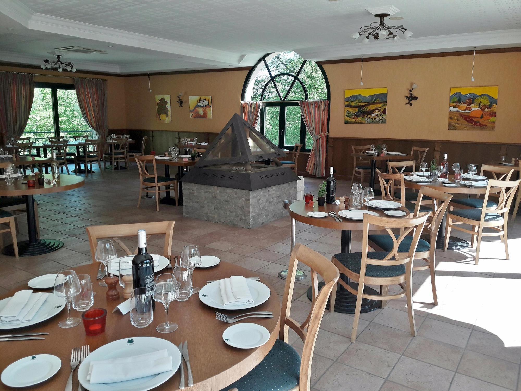 Logis Hotel - Restaurant Le Tulipier Vienne-le-Château المظهر الخارجي الصورة