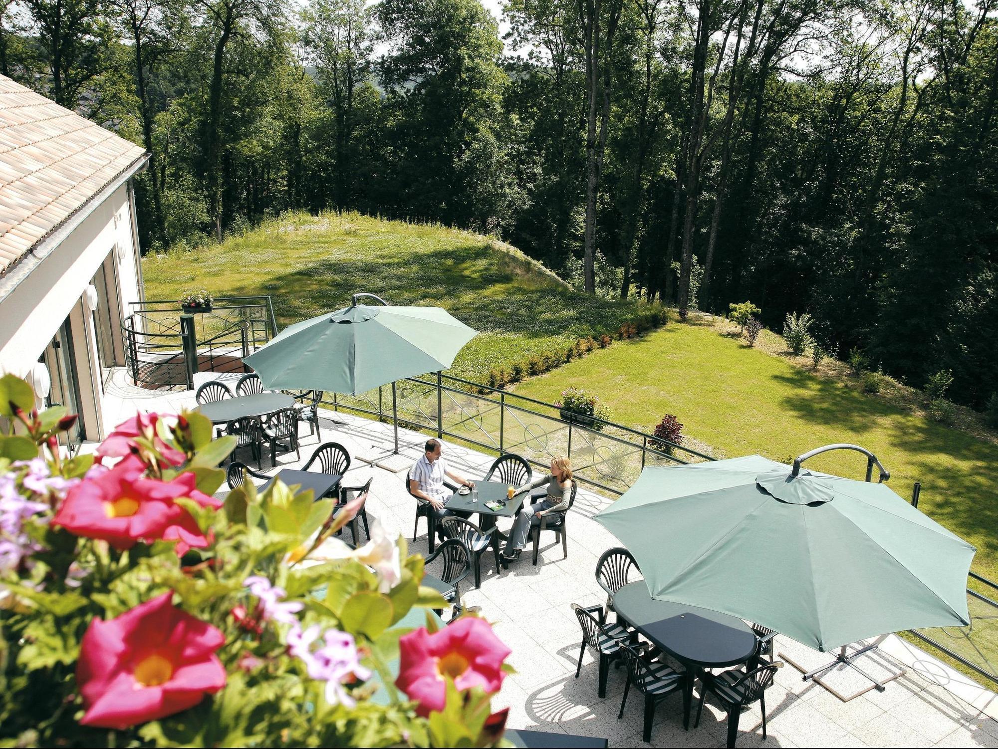 Logis Hotel - Restaurant Le Tulipier Vienne-le-Château المظهر الخارجي الصورة
